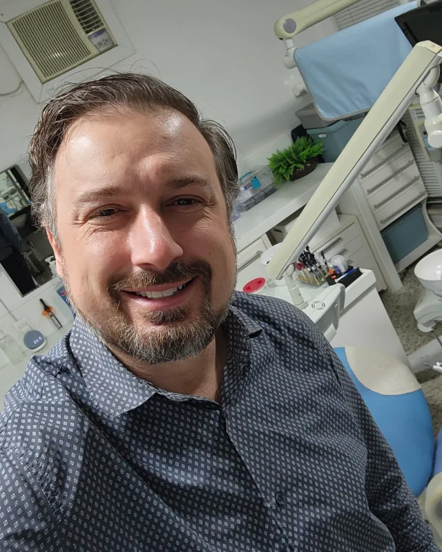 Ricardo Schiavon, cirurgião-dentista e criador do Dentista Pro, no consultório