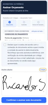 Paciente assinando o documento pelo celular